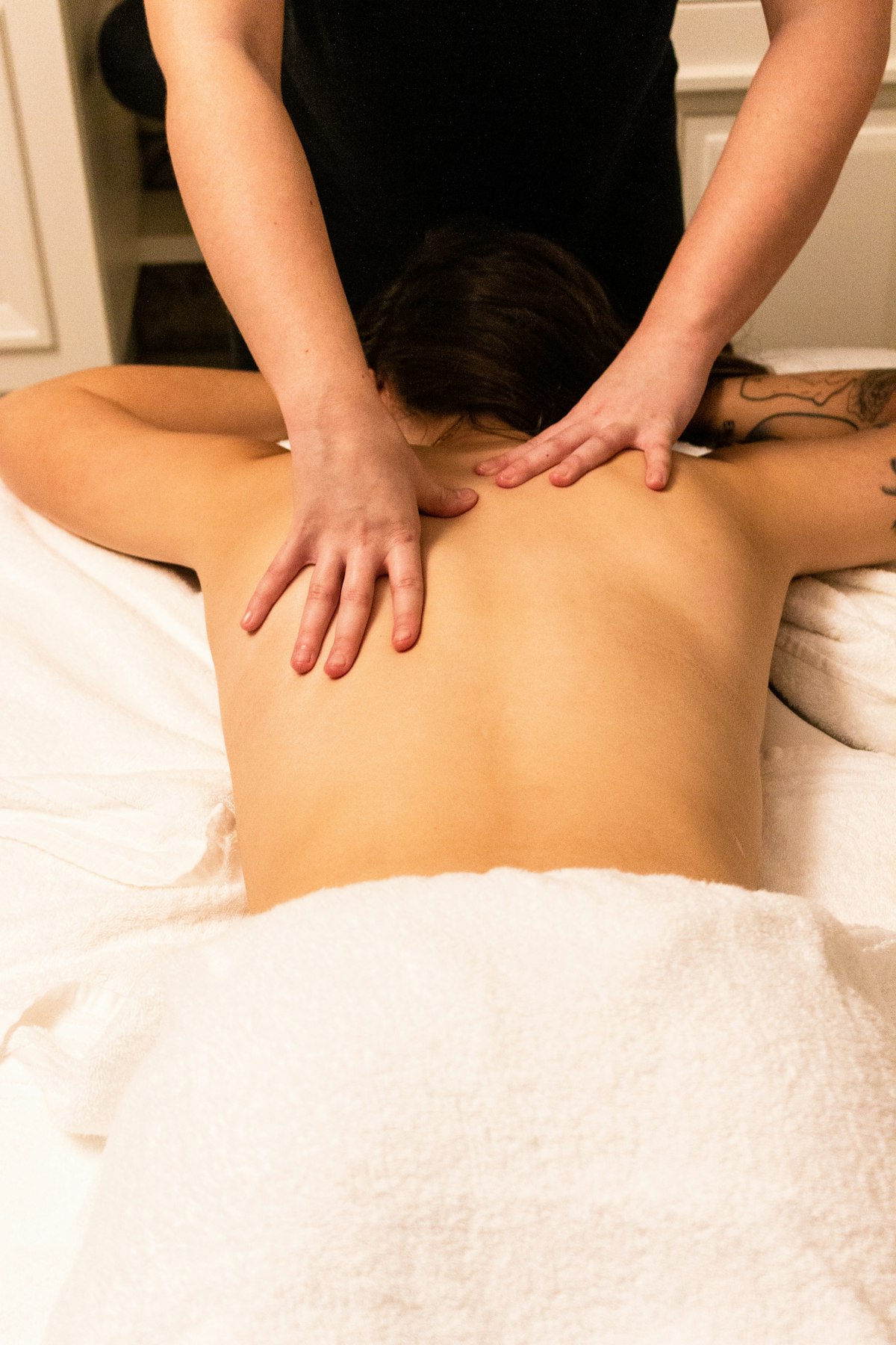 Kobieta podczas relaksującego masażu pleców w spa